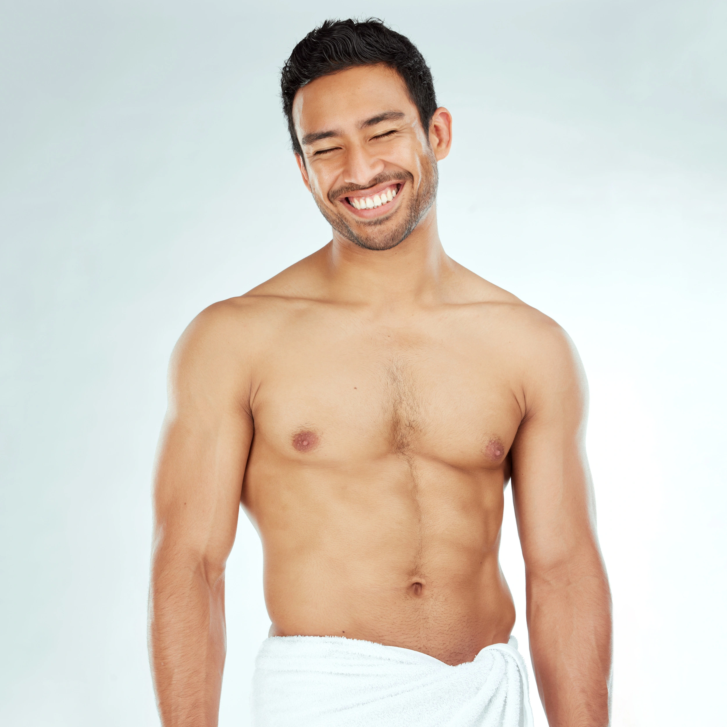 Clinical result of an anterior male torso showing resolved glandular hypertrophy following gynecomastia surgery uk.
